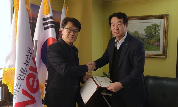 미주법인 국제자연의학ㆍ대체의학협의회 김다니엘 회장(왼쪽)이 (사)한국알콜중독마약퇴치국민운동본부 김호명 부이사장에게 임명장 전달 후 악수를 나누고 있다. (사진=정경호 기자)