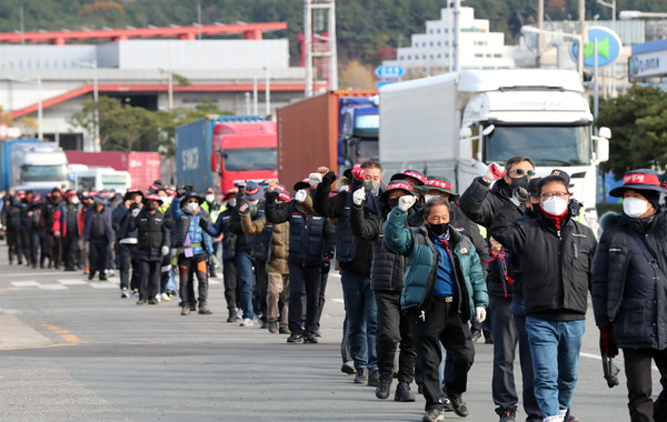 민주노총 공공운수노조 화물연대본부 총파업 12일째인 5일 오후 부산 남구 신선대부두 인근 도로에서 화물연대 조합원들이 거리행진을 펼치고 있다. 2022.12.05 / 사진=[뉴시스]