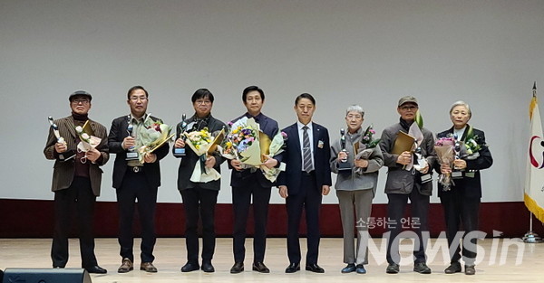 본상 수상자 들이 시상식 후 기념촬영