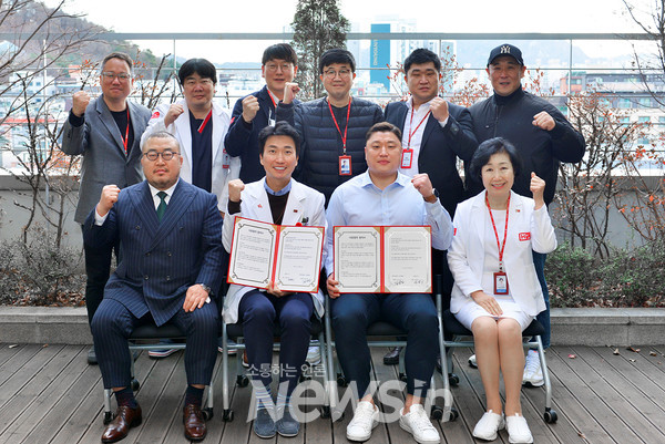▲H+ 양지병원 김상일 병원장(왼쪽 두 번째)와 더블지 FC 양동이 대표(오른쪽 두 번째)가 업무 협약 후 관계자들과 함께 기념 촬영을 하고 있다. (사진=H+ 양지병원)