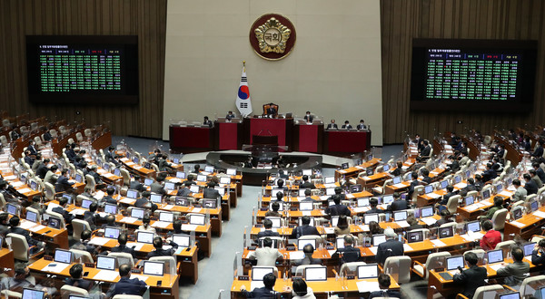 8일 오후 서울 여의도 국회에서 열린 제400회국회(정기회) 제400-14차 본회의에서 '만 나이 통일'과 관련 법안 표결이 진행되고 있다. 2022.12.08.