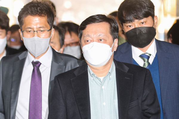 정진상 더불어민주당 대표실 정책조정실장이 18일 오후 서울 서초구 서울중앙지방법원에서 열린 구속 전 피의자 심문(영장실질심사)에 출석하고 있다. 정 실장은 특정범죄 가중처벌 등에 관한 법률 위반(뇌물), 부정처사 후 수뢰, 부패방지법 위반, 증거인멸교사 혐의를 받고 있다. 2022.11.18 / 사진=[뉴시스]