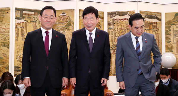 주호영 국민의힘 원내대표와 박홍근 더불어민주당 원내대표가 8일 오전 서울 여의도 국회에서 열린 김진표 국회의장 주재 회동에 앞서 기념촬영을 한 후 자리로 향하고 있다. 2022.12.08 / 사진=[뉴시스]