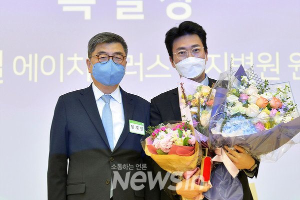 ▲에이치플러스 양지병원 김상일 병원장(오른쪽)이  특별상을 수상했다. (좌 : 임채민 선정위원장 / 우 : 김상일 병원장)