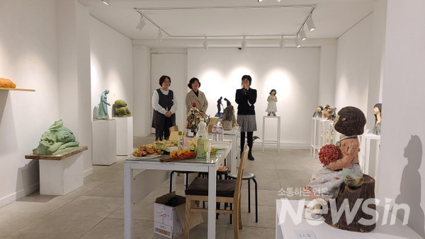 '길러리 인' 박소정 관장이 초대 개인전 사회를 보고 있다(사진=정경호 기자)