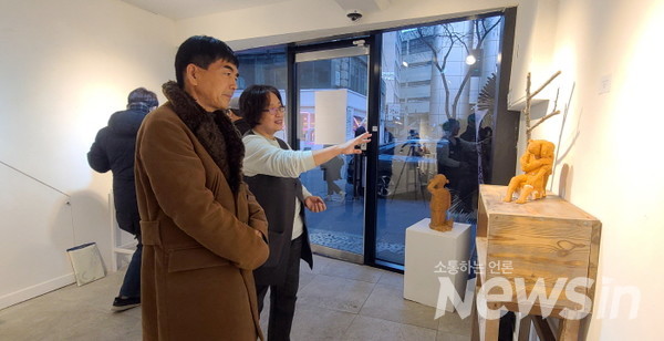 이미경 작가가 홍콩 사업가한테 작품을 설명하고 있다