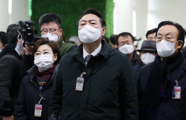 윤석열 국민의힘 대선 후보가 29일 경북 울진 신한울 3·4호기 건설현장을 방문해 전망대에서 원전 관련 설명을 듣고 있다. 2021.12.29 / 사진=[뉴시스]