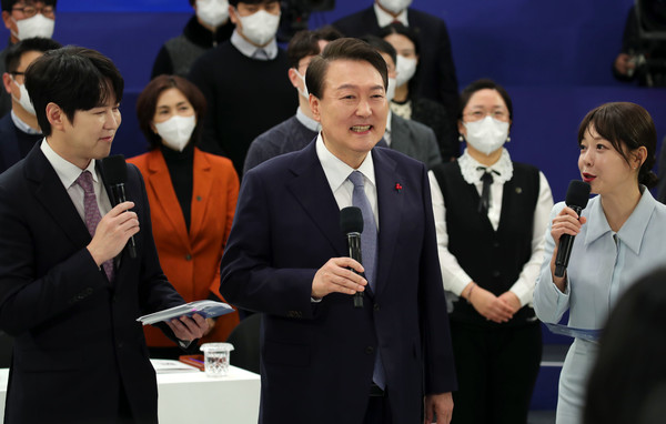 윤석열 대통령이 15일 오후 청와대 영빈관에서 열린 제1차 국정과제 점검회의에 입장해 인사말을 하고 있다. 2022.12.15 / 사진=[뉴시스]