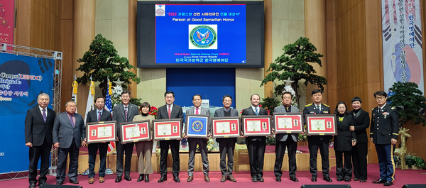 USNDC 한국명예여단 관계자들과 올해의 선한 사마리아인으로 선정된 수상자들이 기념촬영을 하고 있다.. (사진=정경호 기자)