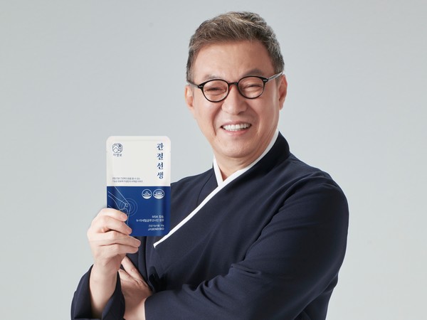 [사진설명] 자생바이오 전속 모델 배우 김갑수가 신제품 ‘관절선생’을 들고 있다.
