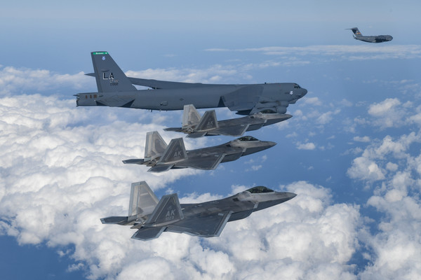 20일 한미 연합공군훈련을 위해 한반도 인근에 전개한 美 B-52H, F-22, C-17이 함꼐 비행하고 있다.2022.12.20 / 사진= [대한민국 국방부 제공]