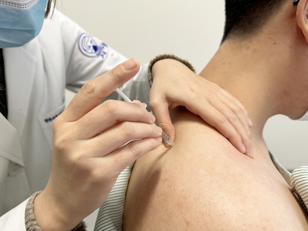 [사진설명] 자생한방병원 의료진이 퇴행성 견관절염 환자에게 약침치료를 실시하고 있다