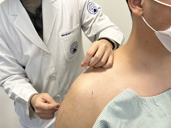 [사진설명] 자생한방병원 의료진이 퇴행성 견관절염 환자에게 침치료를 실시하고 있다