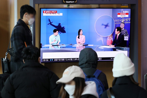 27일 오전 중구 서울역 대합실에서 시민들이 북한 무인기의 우리 영공 침범 관련 뉴스를 시청하고 있다. 2022.12.27