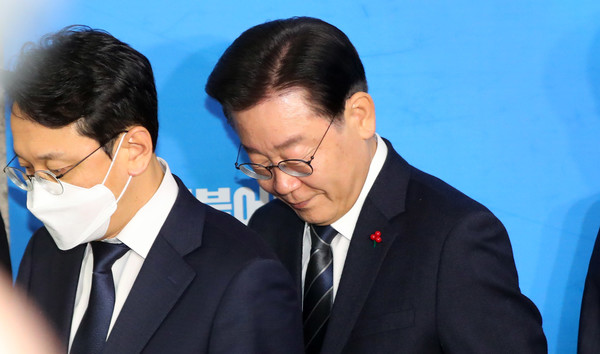 이재명 더불어민주당 대표가 26일 오후 서울 여의도 국회에서 검찰 출석 관련 입장을 밝힌 후 이동하고 있다. 2022.12.26 / 사진=[뉴시스]