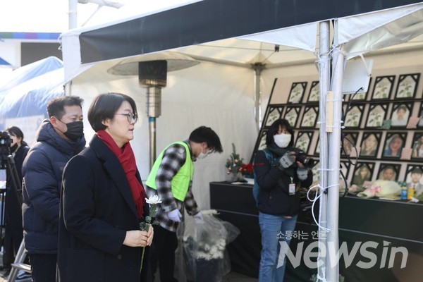 진보당 윤희숙 상임대표는 새해 첫 행보로 '10,29 이태원 참사 시민 분향소'를 조문하고 유족을 위로했다. 
