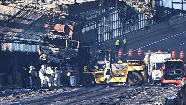 5명의 사망자가 발생한 경기도 과천시 제2경인고속도로 갈현고가교 방음터널 화재 현장에서 30일 경찰과 소방, 국과수 등 관계자들이 화재 발생 당시 최초 불이 난 트럭을 감식하고 있다. 2022.12.30 / 사진=[뉴시스]