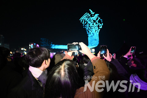 드론 1500대가 길을 형상화해 희망의 염원을 담은 큐브를 만들고 있다