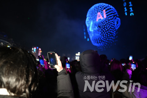 올해는 미래 기술이 더 가깝게 다가오는 한 해가 될 것을 드론을 이용하여 표현하고 있다