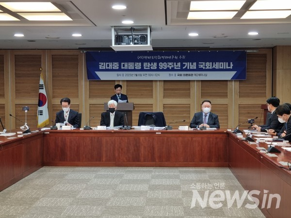 기조연설을 하고 있는 최성 이사장 