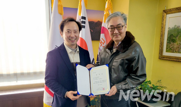 한미동맹재단 윤학수 이사(오른쪽)가 뉴스인 미디어 최명규 대표이사와 기념촬영을 하고 있다.