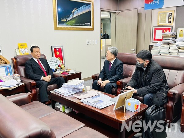 홍문표 의원은 국토교통부 이원재 제1차관을 국회에서 만나 내포신도시(예산･홍성) 인근지역에 반드시 국가산단이 들어서야 한다고 강조