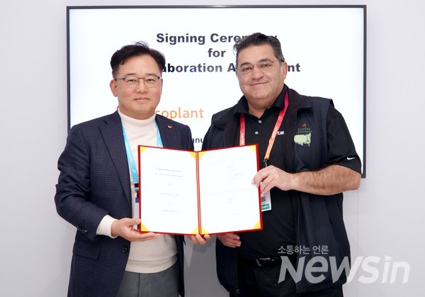 박경일 SK에코플랜트 사장(왼쪽)과 사이드 아미디(Saeed Amidi) 플러그앤플레이 CEO가 협약식 이후 기념촬영을 하고 있다.