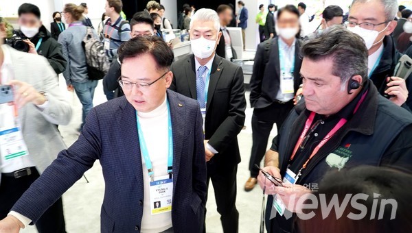 박경일 SK에코플랜트 사장(앞줄 왼쪽 첫번째)과 사이드 아미디(Saeed Amidi) 플러그앤플레이 CEO(앞줄 왼쪽 두번째)가 CES 전시장 내 SK에코플랜트 코너를 함께 둘러보고 있다.