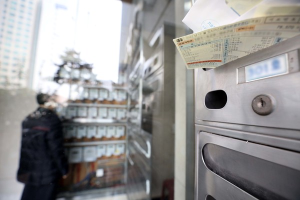 추경호 부총리 겸 기획재정부 장관이 내년도 전기·가스요금 인상 계획에 대해 상당 폭의 인상을 예고했다. 추 부총리는 한국전력공사와 가스공사 적자 누적과 에너지 가격 인상 등의 이유로 요금 인상이 불가피하지만 취약계층을 위해 특별할인요금을 적용하는 등 부담을 최소화할 예정이라고 밝혔다. 26일 서울 시내의 한 오피스텔에서 한 시민이 전기계량기를 살펴보고 있다. 2022.12.26 / 사진=[뉴시스]
