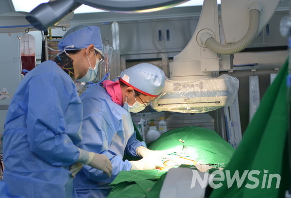 한양대학교병원이 대동맥판막협착증 환자에게 경동맥을 통한 경피적 대동맥판막치환술(Transcatheter Aortic Valve Implantation, 이하 타비) 시술을 성공적으로 시행했다. (사진제공 한양대학교병원)