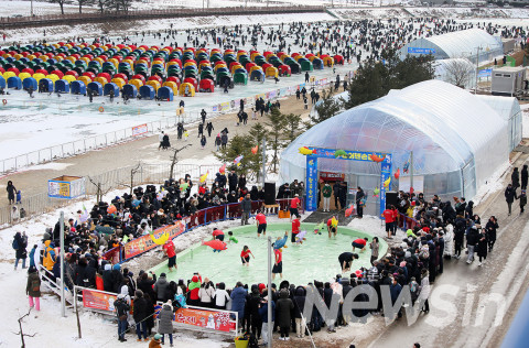 평창송어축제 방문객이 개막 10일째를 맞아 방문객 12만명을 돌파했다