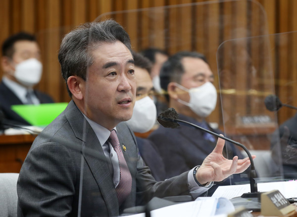 윤희근 경찰청장이 4일 오후 서울 여의도 국회에서 열린 용산 이태원 참사 진상 규명 및 재발 방지를 위한 국정조사특별위원회 청문회에서 증인으로 출석해 의원 질의에 답변하고 있다. 2023.01.04 / 사진=[뉴시스]