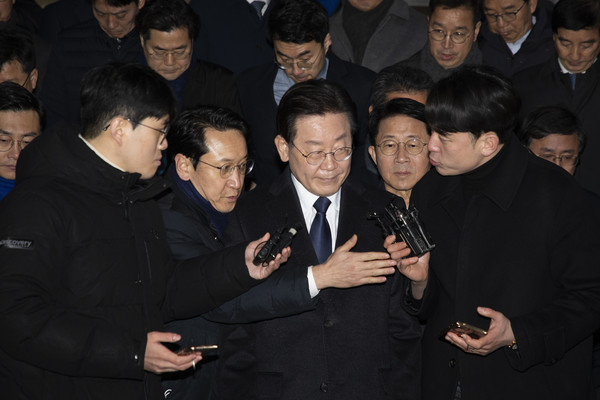 이재명 더불어민주당 대표가 10일 오후 경기 성남시 수원지방검찰청 성남지청에서 '성남 FC 후원금 의혹' 관련 조사를 마치고 청사를 나서고 있다.2023.01.10 / 사진=[공동취재사진]