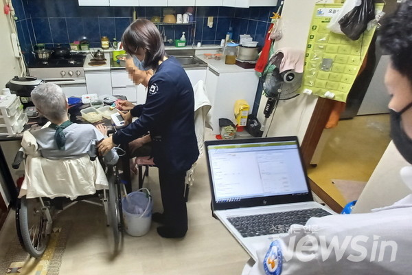 서울의료원 의료진이 취약계층 가정을 방문해 의료상담 및 진료를 시행하고 있다. (사진제공 서울의료원)