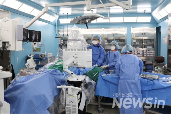 투석혈관 합병증의 신속한 치료 위해 365일 시술 가능한 시스템 유지