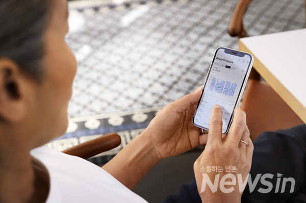 오므론 커넥트 사용 모습 (사진제공=오므론헬스케어)