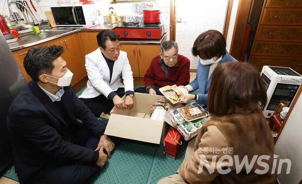 이왕준 이사장을 비롯한 명지병원 직원들이 어르신 가정을 직접 방문해 선물을 전달하는 모습