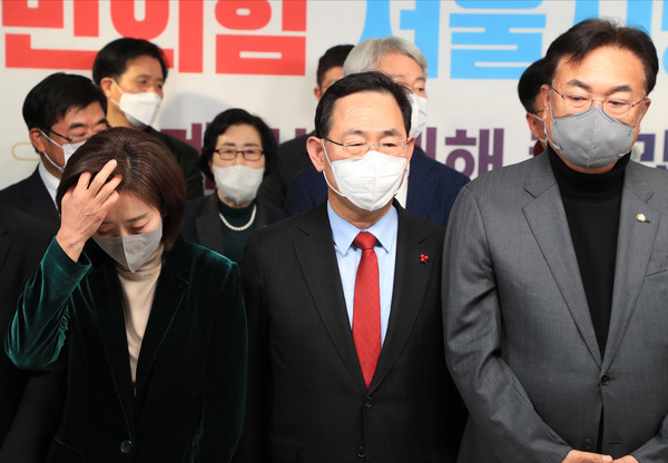 저출산고령사회위원회 부위원장직 사의를 표명한 나경원 전 국민의힘 의원이 11일 오후 서울 영등포구 국민의힘 중앙당사에서 열린 2023 서울시당 신년인사회에서 머리카락를 만지고 있다.2023.01.11 / 사진=[공동취재사진]