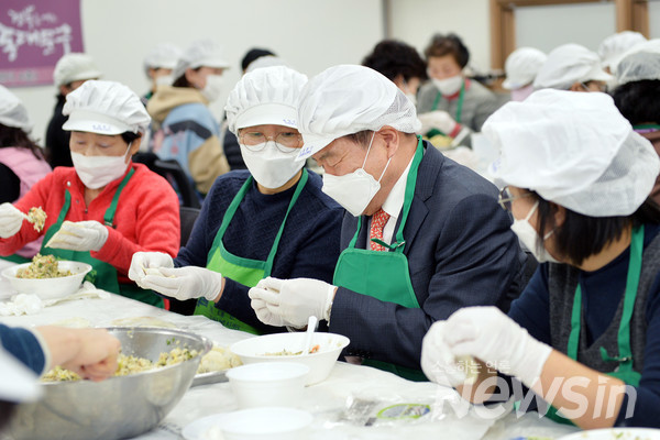 이필형 동대문구청장(사진 오른쪽 두 번째)이 13일 오전 봉사자들과 함께 만두를 빚고 있다. 