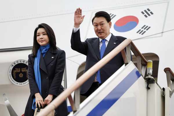 6박 8일간 아랍에미리트(UAE)·스위스 순방에 나서는 윤석열 대통령과 부인 김건희 여사가 14일 경기도 성남 서울공항에서 공군 1호기 탑승 전 손 흔들어 인사하고 있다.2023.01.14 / 사진=[대통령실 제공]