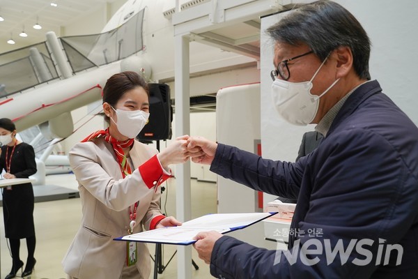 신입 객실승무원과 화이팅을 외치는 정홍근 대표