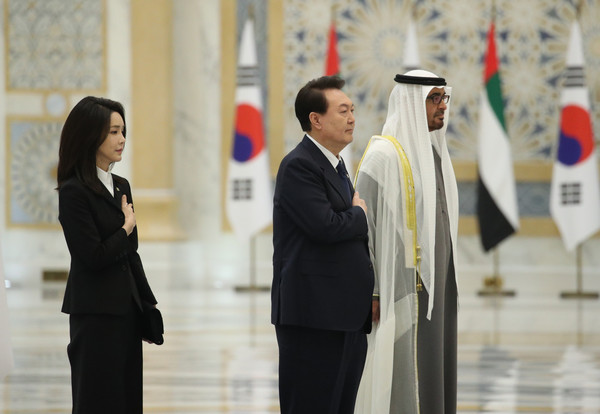 아랍에미리트(UAE)를 국빈 방문한 윤석열 대통령과 부인 김건희 여사가 15일(현지시간) 아부다비 대통령궁에서 열린 공식환영식에서 모하메드 빈 자이드 알 나하얀 UAE 대통령과 의장대를 사열하고 있다. 2023.01.15 / 사진=[뉴시스]