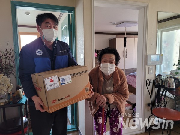 한국수력원자력 건설사업본부 봉사단이 설 명절을 맞아 이웃돕기 후원물품을 전달했다. 