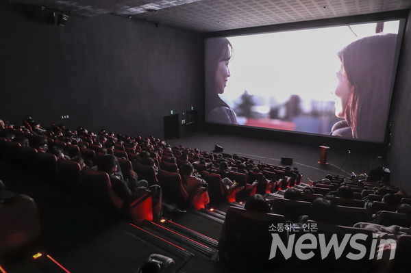  ‘2022 CJ도너스캠프 청소년 문화동아리 쇼케이스’에 참여한 청소년들이 올해 'CJ도너스캠프 청소년 문화동아리’의 영화부문 동아리 ’KCM-STUDIO(한국문화영상고등학교)’의 창작 작품 를 관람하고 있다.