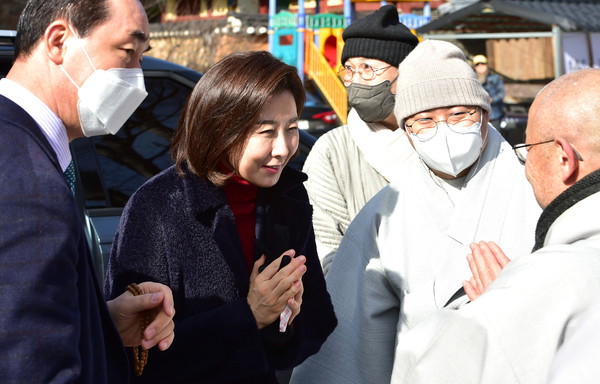 나경원 전 국민의힘 의원이 17일 오전 대구 동구 팔공총림 동화사를 방문하고 있다. 2023.01.17 / 사진=[뉴시스]