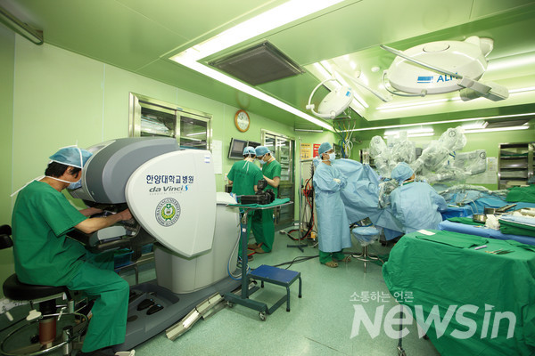 한양대학교병원 두경부암센터(센터장 태경) 로봇수술 장면 (사진제공 한양대학교병원)