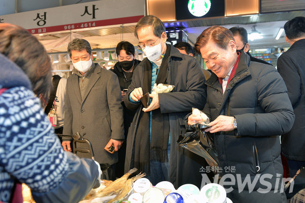 한덕수 국무총리와 이필형 구청장이 경동시장에서 제수용품을 구매했다. 