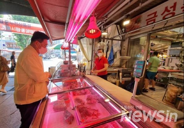 한국농수산식품유통공사 김춘진 사장이 전통시장에서 축산물 물가 점검을 위해 현장을 돌아보고 있다. 