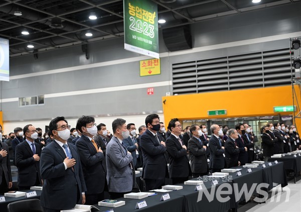 ‘제26회 농업전망 2030’ 현장 사진, (좌측부터) 한국농수산식품유통공사 김춘진 사장, 농촌진흥청 조재호 청장, 대통령실 박범수 농해수비서관, 국회 농림축산식품해양수산위원회 소병훈 위원장, 농림축산식품부 정황근 장관, 농어업농어촌특별위원회 장태평 위원장, 한국농촌경제연구원 김홍상 원장