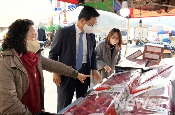 한국농수산식품유통공사 김춘진 사장이  전통시장을 찾아 설명절 장바구니 물가를 점검했다. 